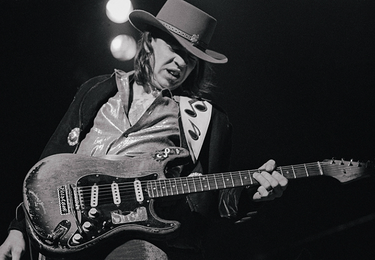 Stevie Ray Vaughan'ın konser verdiği sahnede geriye külden başka bir şey kalmıyordu