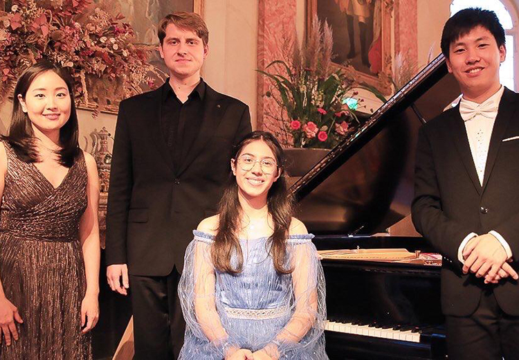 13 yaşındaki genç piyanistimiz Arya Su Gülenç Almanya'da düzenlenen piyano yarışmasında izleyenleri hayrete düşüren başarısıyla birinciliği kazandı