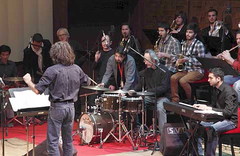 18. İzmir Caz Festivali kapsamında düzenlenen `Caz Atölyesi`nin 20 genç müzisyeni ustalarla sahnede buluştu.