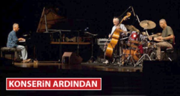 Keith Jarrett Trio konserine alternatif bir bakış açısı... Festivalin yıllardır heyecanla beklenen Keith Jarrett Trio konserini arkadaşımız Fatih Erkan izledi ve yorumladı.
