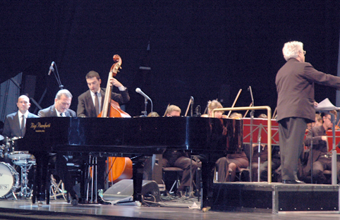 Kerem Görsev Trio Bologna`nın tarihi meydanı Pizza Maggiore`de konser verdi