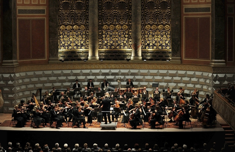 Klasik müziğin güçlü orkestralarından Merck ile Kerem Görsev Trio`dan cazla klasiği buluşturan bir konser.