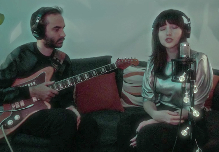 Alternatif popçu Simge Pınar ve caz gitaristi Efe Demiral'ın ortak çalışması yayınlandı