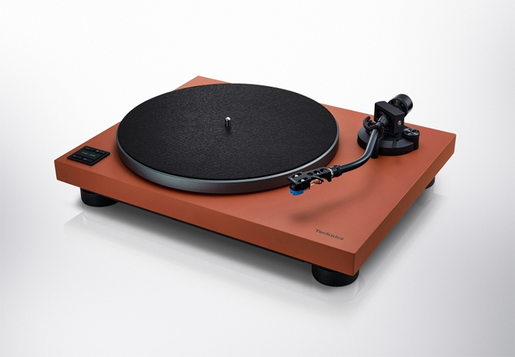 HiFi efsanesi Technics firması, klasik değere sahip Direct Drive pikaplarını modernize ederek günümüzün teknoloji kuşağına göre uyarladı