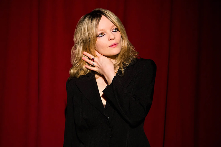Jessica Pratt adrenalin ve kargaşa bağımlılığına meydan okuyan retpo pop, retro bossa yeni nesil şarkıcı