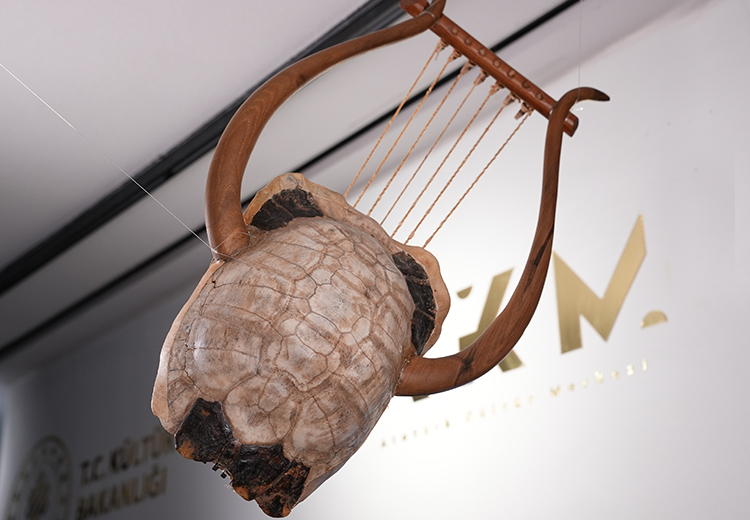 Kaplumbağa kabuğundan kartal kemiklerine Türk Çalgıları sergisi açıldı