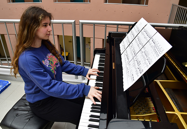 Lise öğrencisi Beril Y.'nin depremzedeler için bestelediği "Bugünler de geride kalacak" isimli müziği yayınlandı