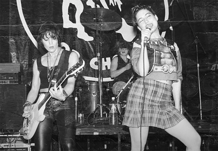 Riot Grrrl hareketi punk rock'ta nasıl devrim yarattı ve bir dönem fanzinlerin önemi