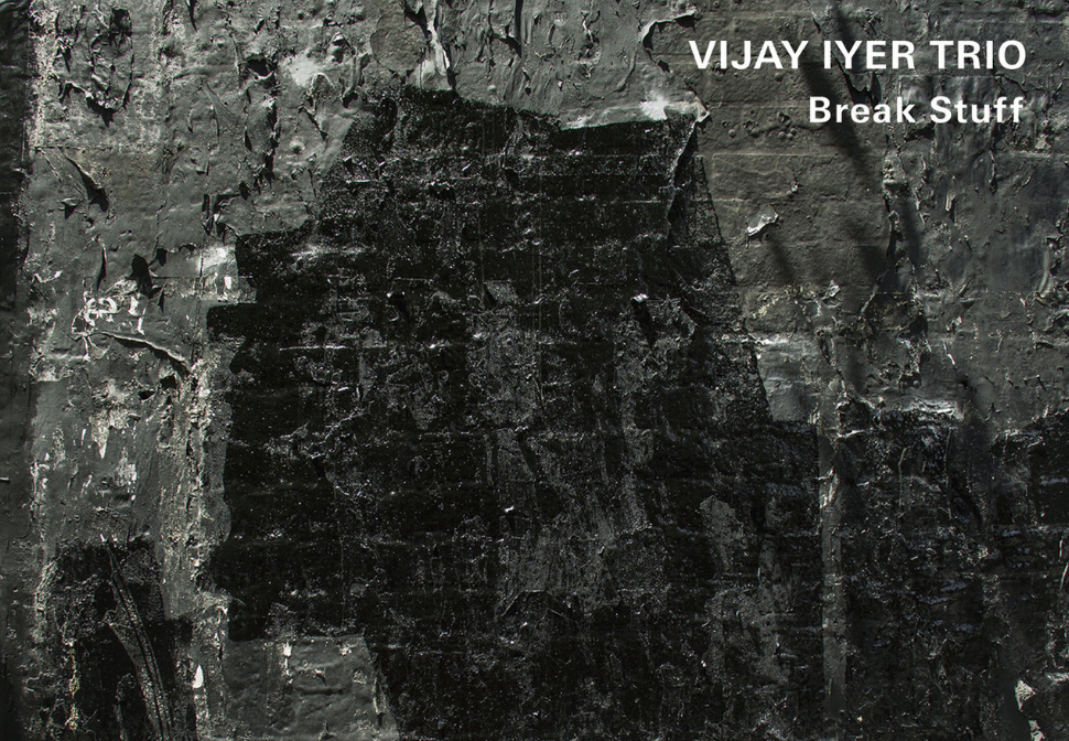 Vijay Iyer'un müziğinde minimal etkilerin tetiklediği steril duygusallık ve entelektüel karmaşa gösterişten uzak virtüozite ve basitlik içeriyor